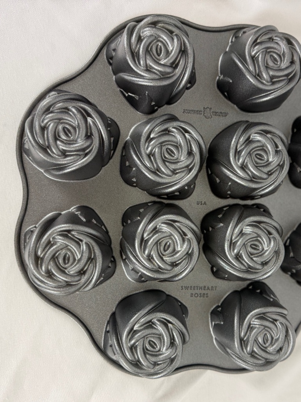 Nordic Ware Sweetheart Roses Cupcake 12 Cakelets Baking Pan Excellent